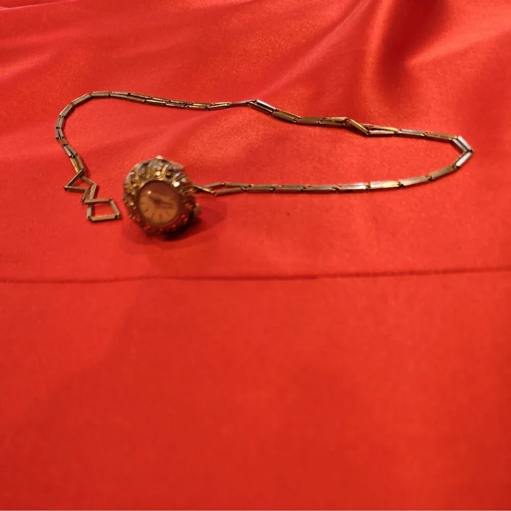 Beautiful Vintage Huguenin Swiss ladies pendant necklace watch with chain1
